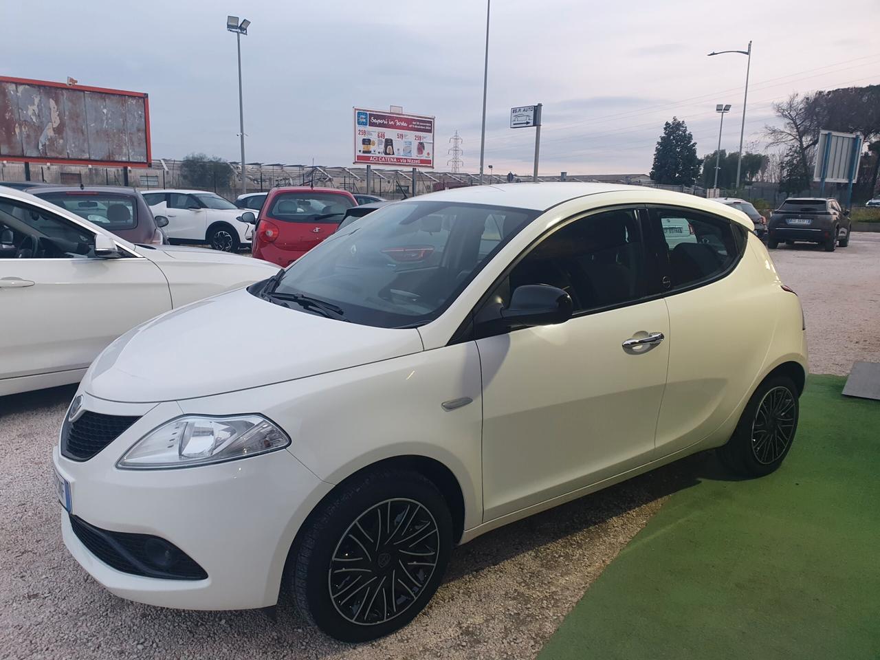 Lancia Ypsilon 1.0 FireFly 5 porte S&S Hybrid Ecochic Gold