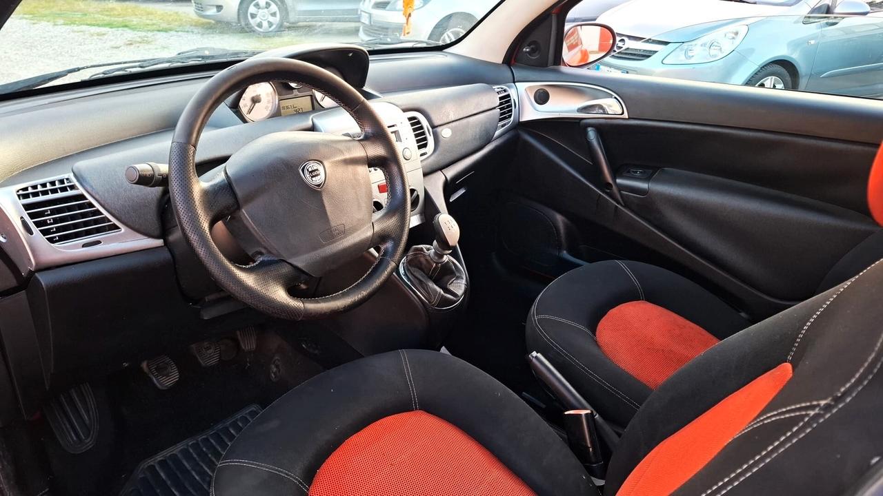 Lancia Ypsilon 1.2 Momo Design
