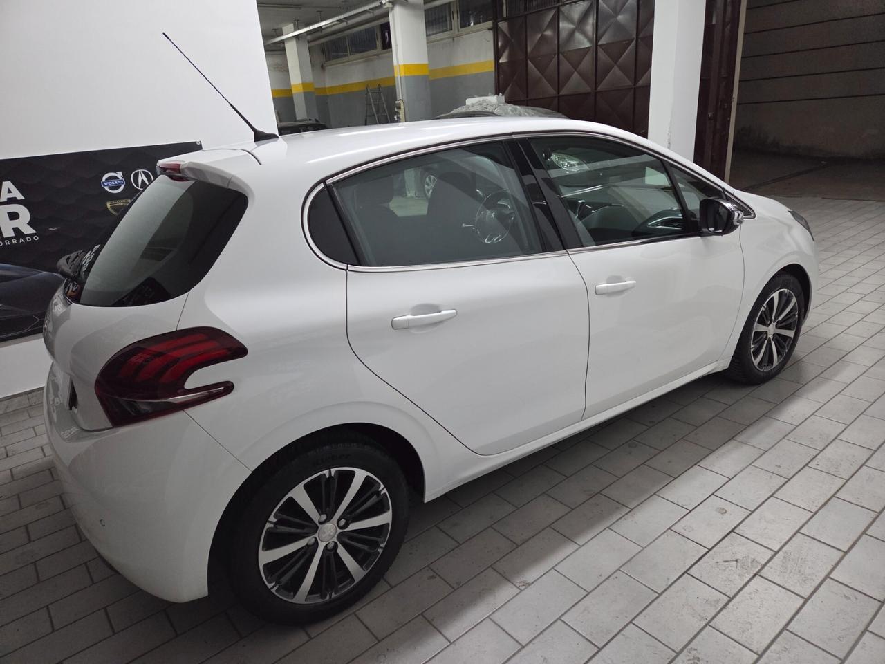 Peugeot 208 PureTech 82 5p. GPL Allure