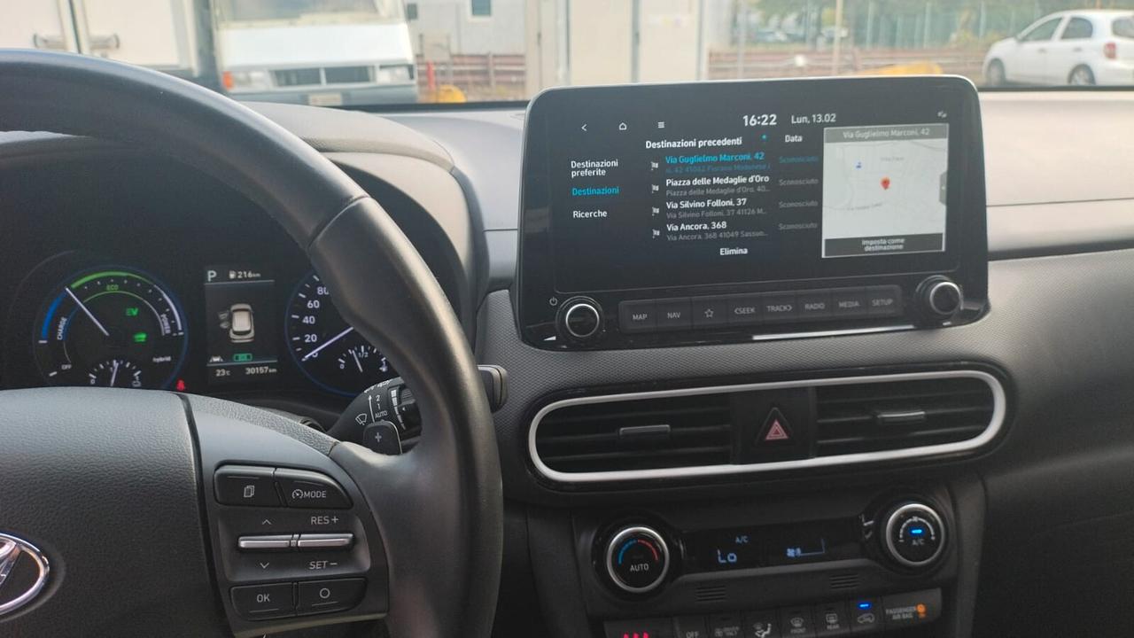 Hyundai Kona adatta a neo patentati
