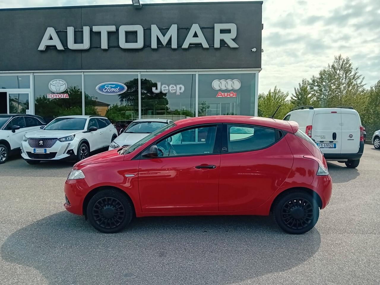 Lancia Ypsilon 1.0 firefly hybrid Silver