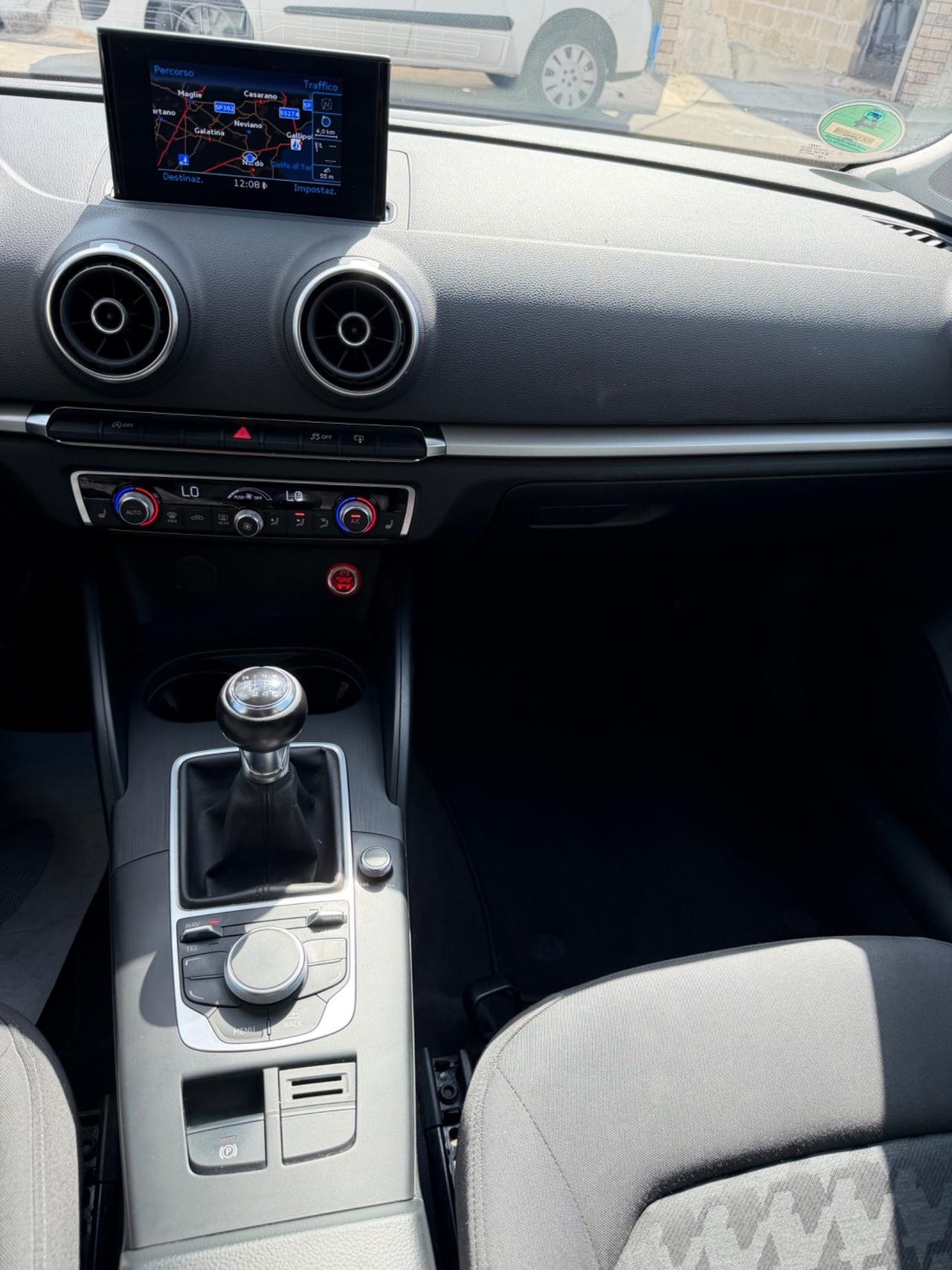 Audi A3 1.6 TDI 110 cv Attraction-2015/LED/NAVI