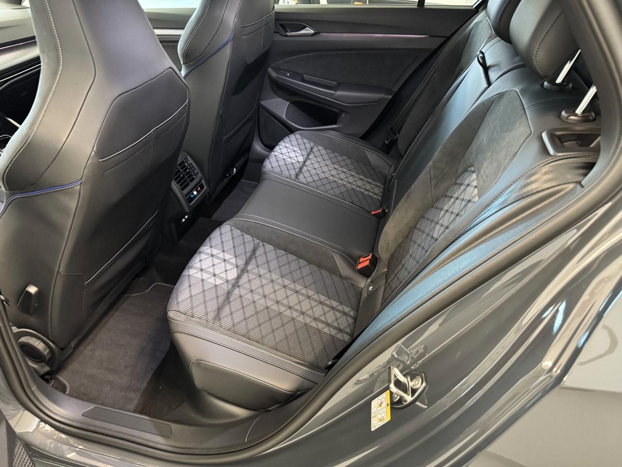 Volkswagen Golf 1.5 etsi R-Line Plus 150cv DSG/KM0/NO VINCOLI