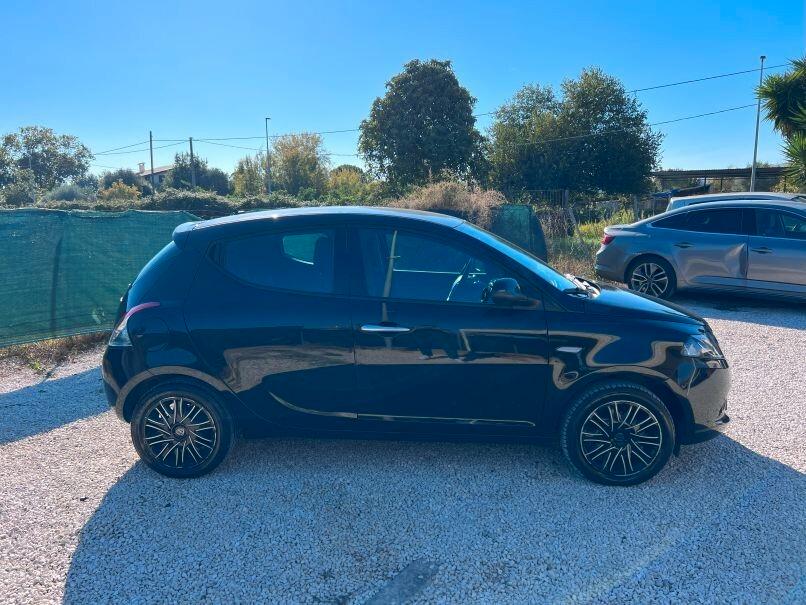 Lancia Ypsilon 1.0 FireFly 5 porte S&S Hybrid Gold