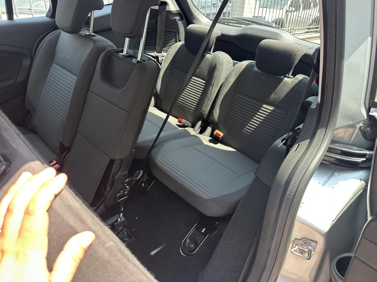 Ford C-Max7 1.5 TDCi 120CV Titanium 7 Posti