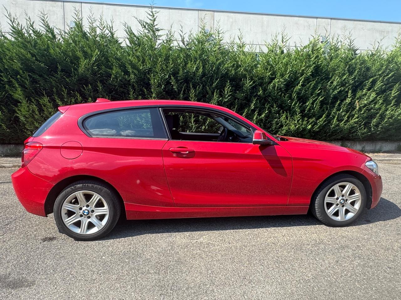 Bmw 114 114i 3p. Unique