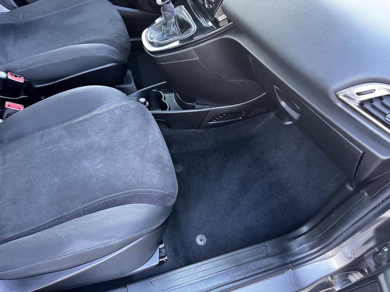 Lancia Ypsilon 1.2 69 CV 5 porte Platinum neopatentati