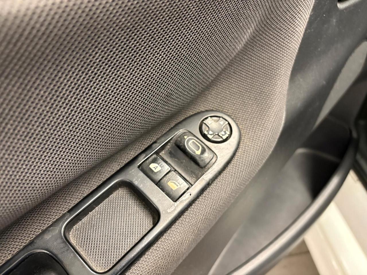 Peugeot 207 1.6 8V HDi 112CV CC Féline