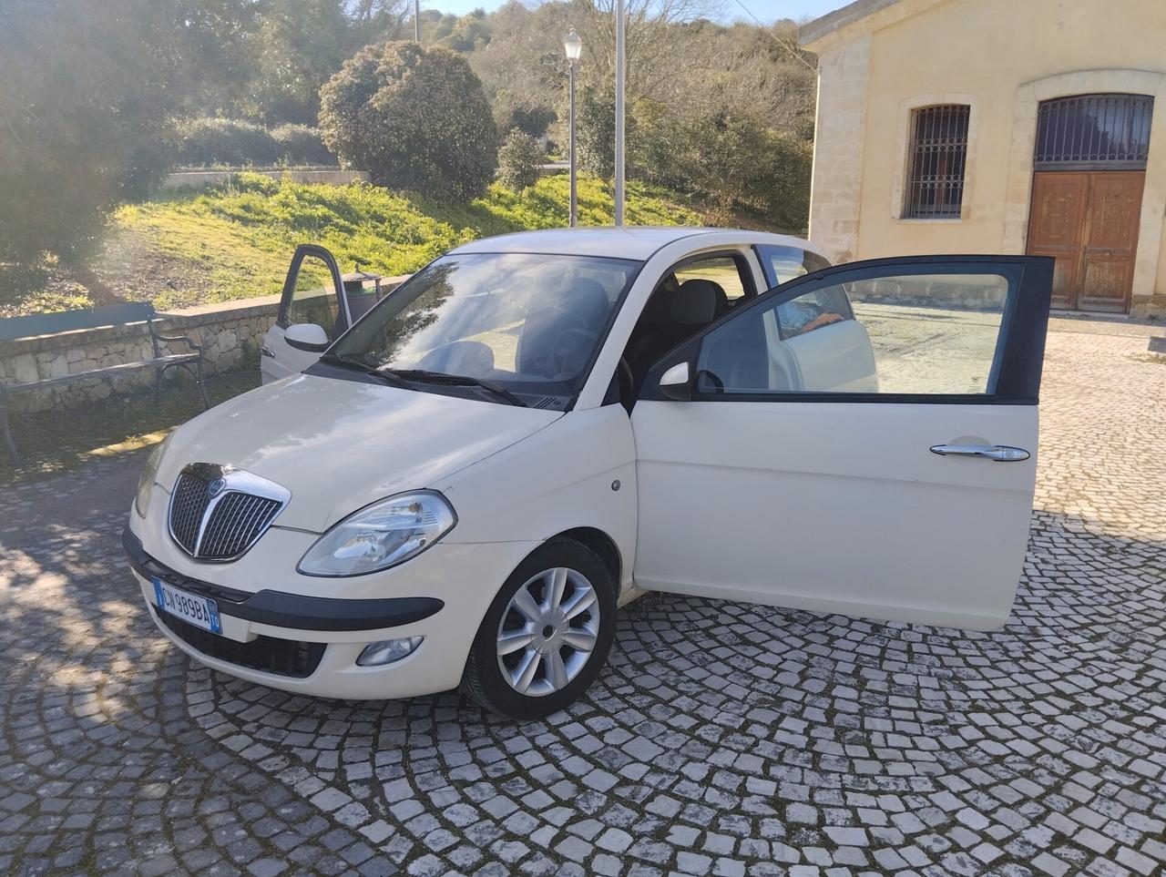 Lancia Ypsilon 1.2 16V Platino
