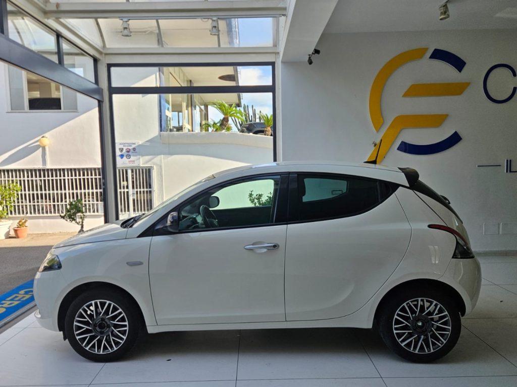 Lancia Ypsilon 1.0 FireFly 5 porte S&S Hybrid Gold tua da €125,00