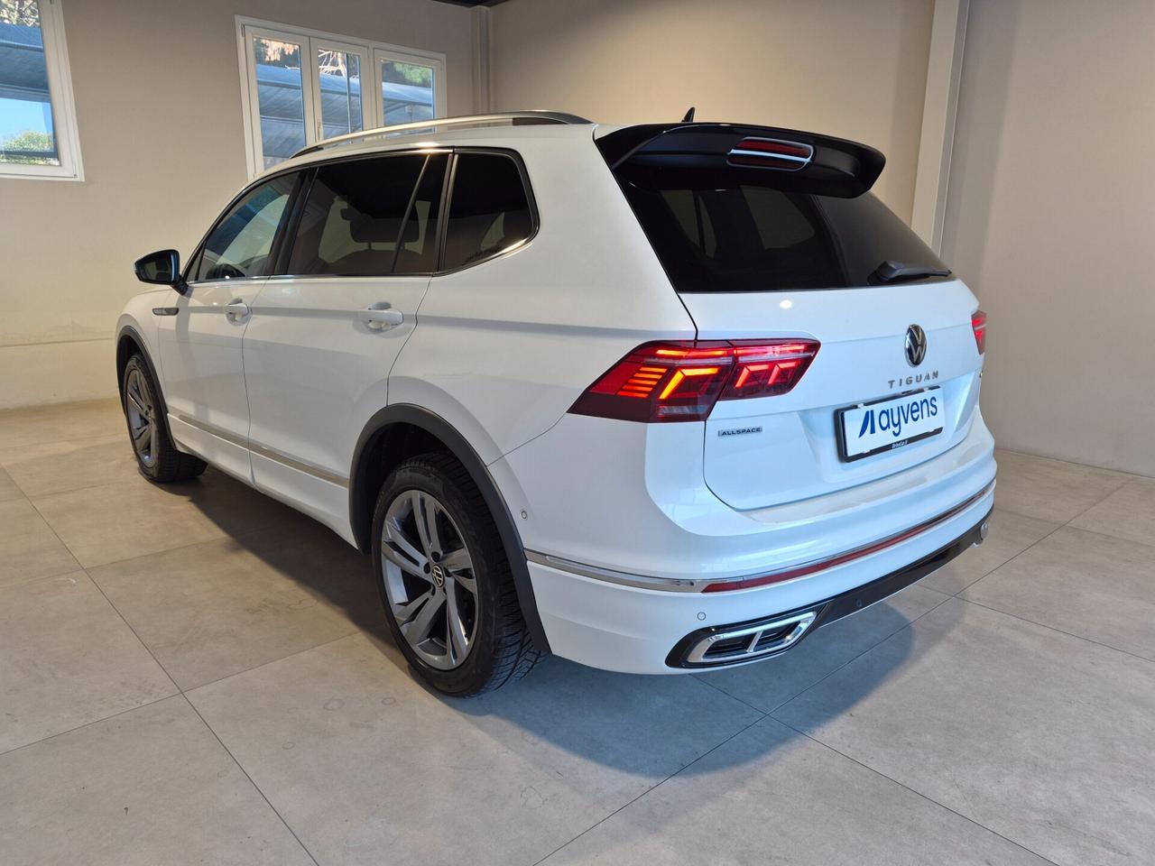 Volkswagen Tiguan ALLSPACE 2.0 TDI R-LINE 4MOTION 7 POSTI DSG LED NAVI APPLE CAR PLAY/ANDROID AUTO 360° ACC C.19 WIRELESS AMBIENT LIGHT