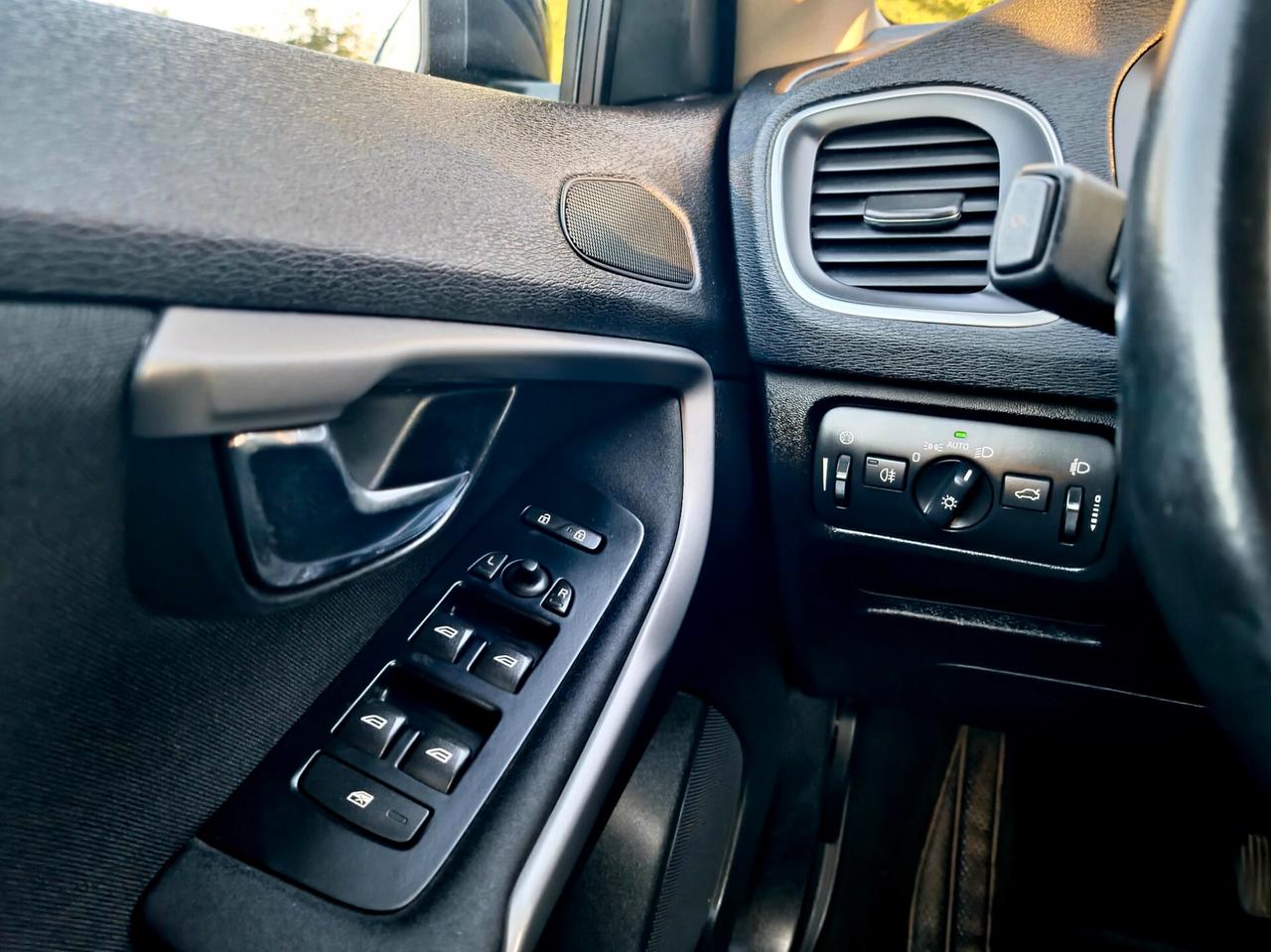 Volvo V40 D2 Geartronic R-design Momentum N1 2015-E6 NEO
