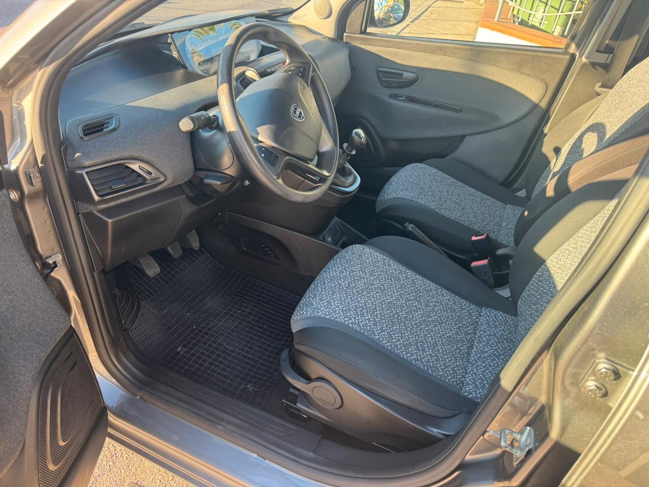 Lancia Ypsilon 1.0 FireFly Hybrid Silver