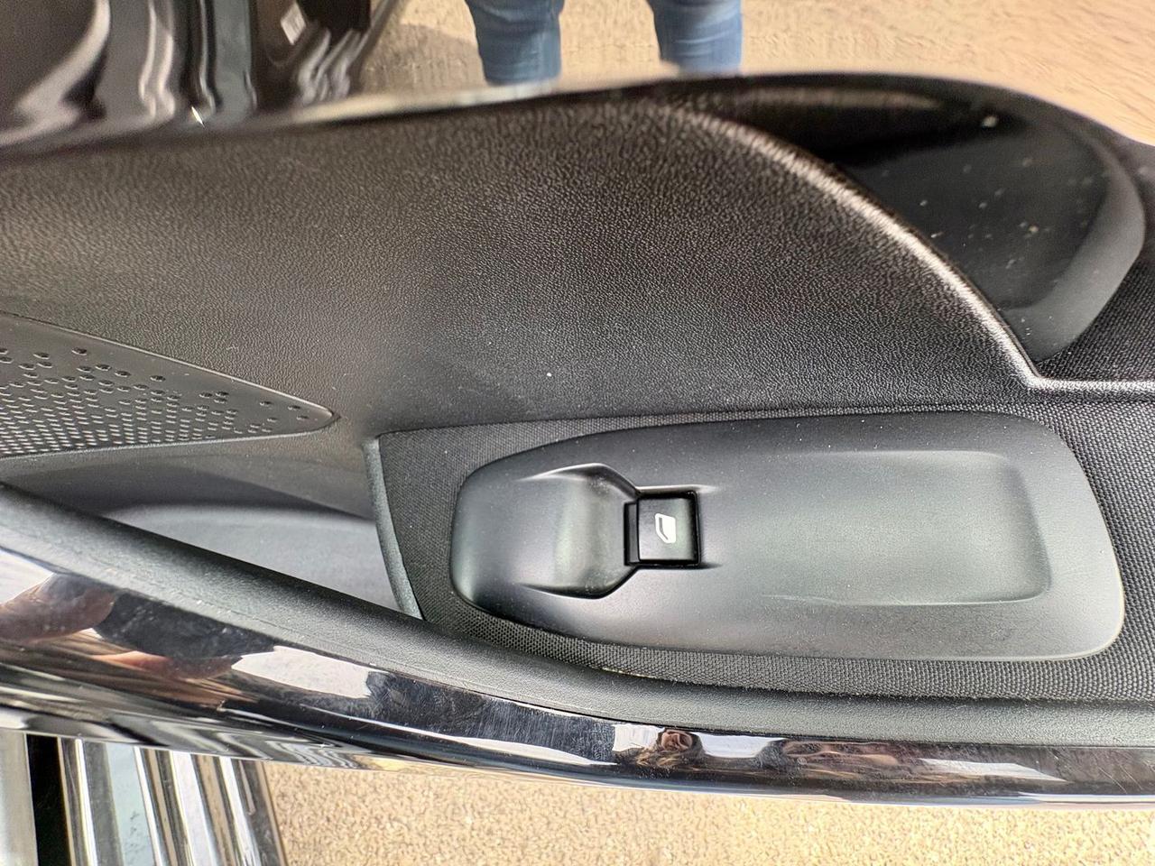 Peugeot 208 Allure 1.6 Blue HDI 75 #10654