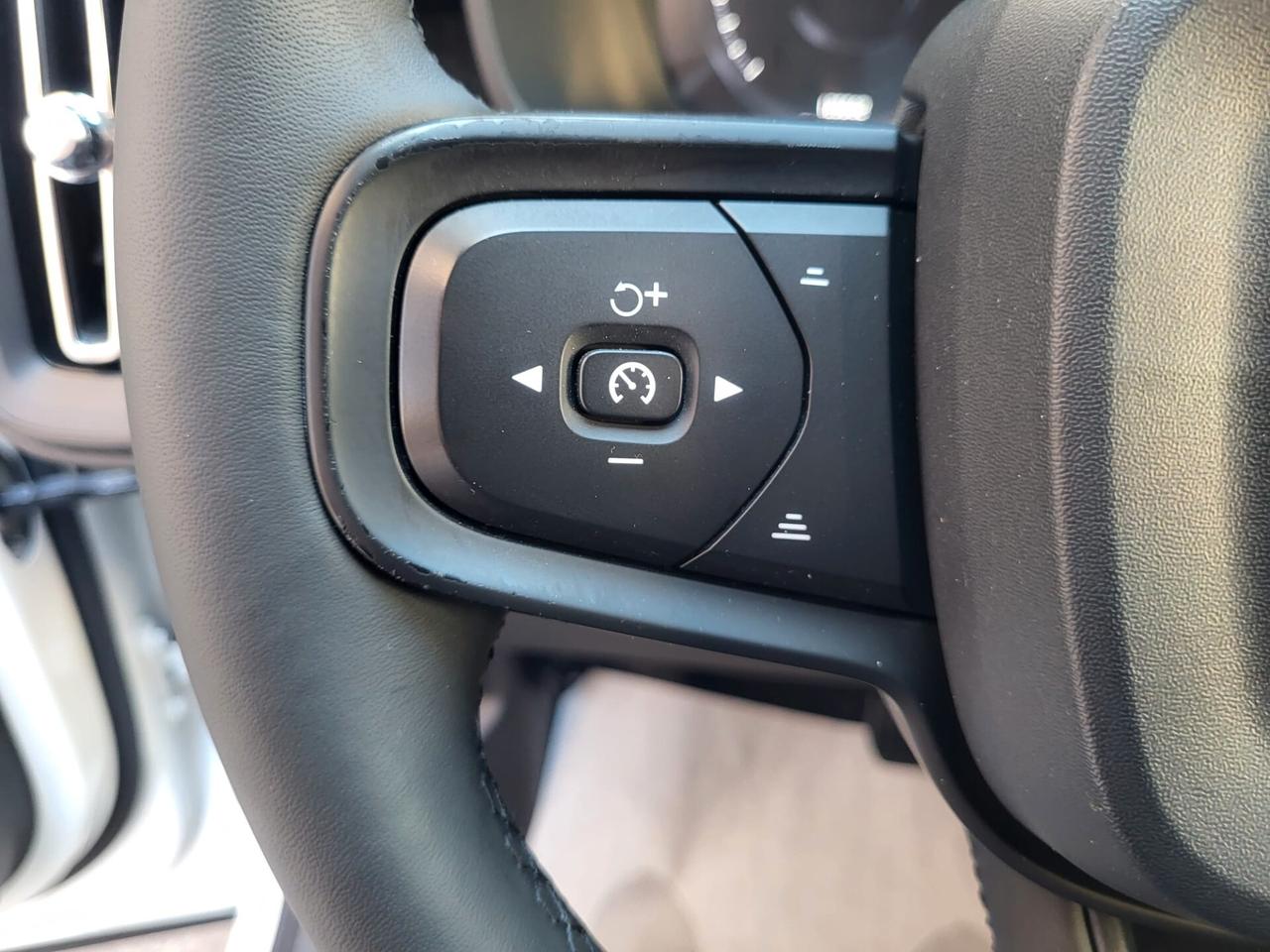 Volvo XC40 D3 Geartronic Business+Cerchi Black+Retrocamera+Fari Led..