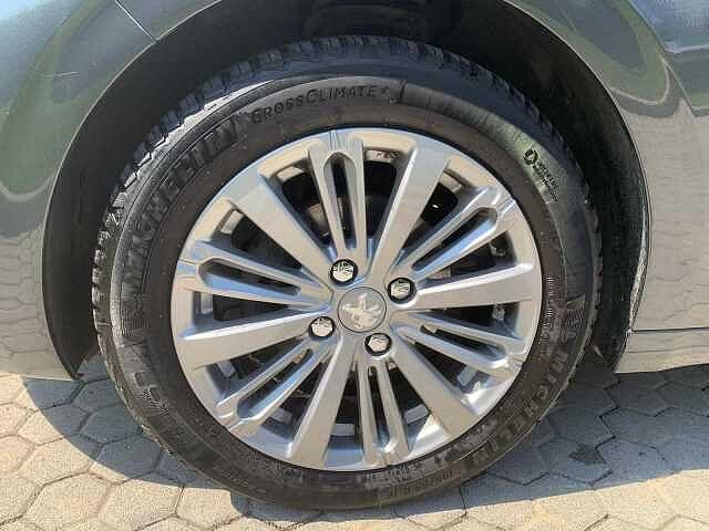 Peugeot 208 PureTech 82 5 porte Allure
