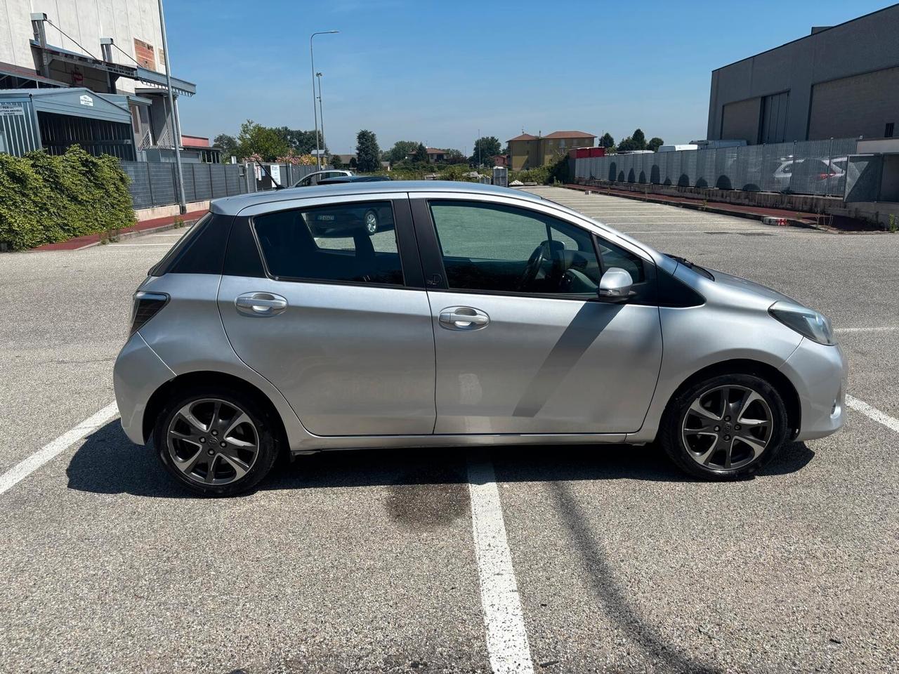 Toyota Yaris 1.5 Hybrid 5 porte Lounge Più GARANZIA UFFICIALE 3 ANNI TAGLIANDI CERTIFICATI KM ORIGINALI