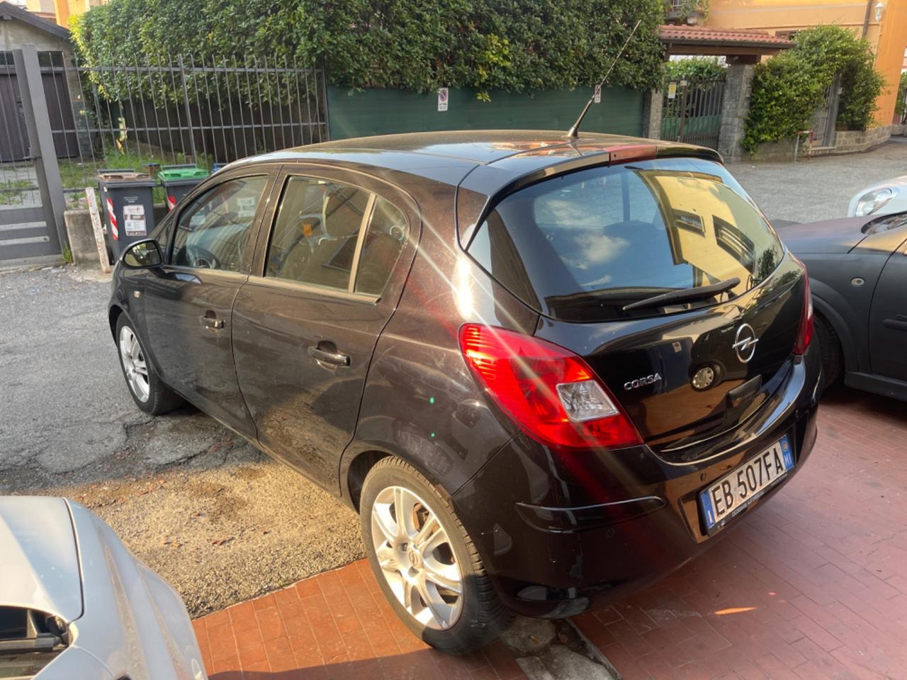 Opel Corsa 1.4 16V 5 porte Cosmo