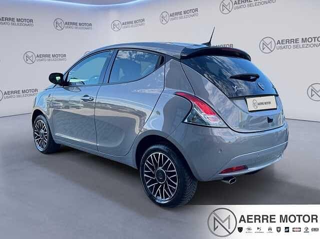 Lancia Ypsilon 1.0 FireFly Hybrid Alberta Ferretti