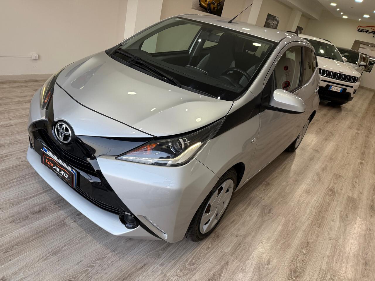 Toyota Aygo 1.0 VVT-i 69 CV 5 porte x-cite Neopatentati