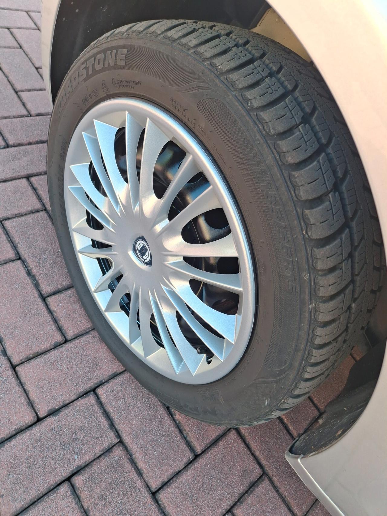 Lancia Ypsilon tenuta bene