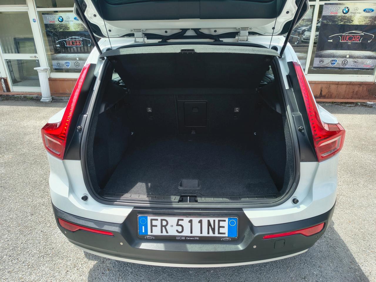 VOLVO XC40 D3 MOMENTUM "MAI VISTA UNA SIMILE"
