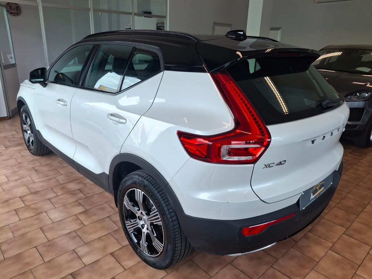 Volvo XC40 2.0 d3 R-design awd*TAGLIANDI CERTIFICATI