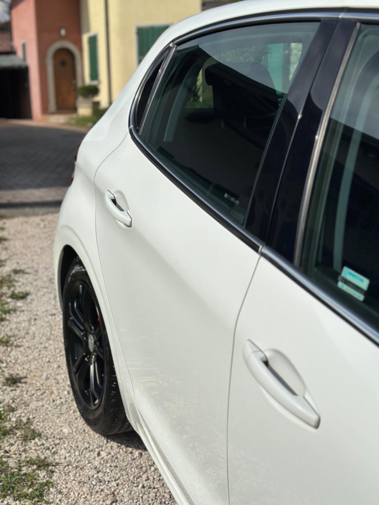 Peugeot 208 1.4 HDi 68 CV 5P ALLURE NEOPAT KMCERT