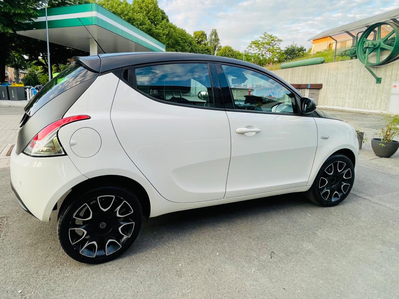 Lancia Ypsilon S 1.2 GPL momo design
