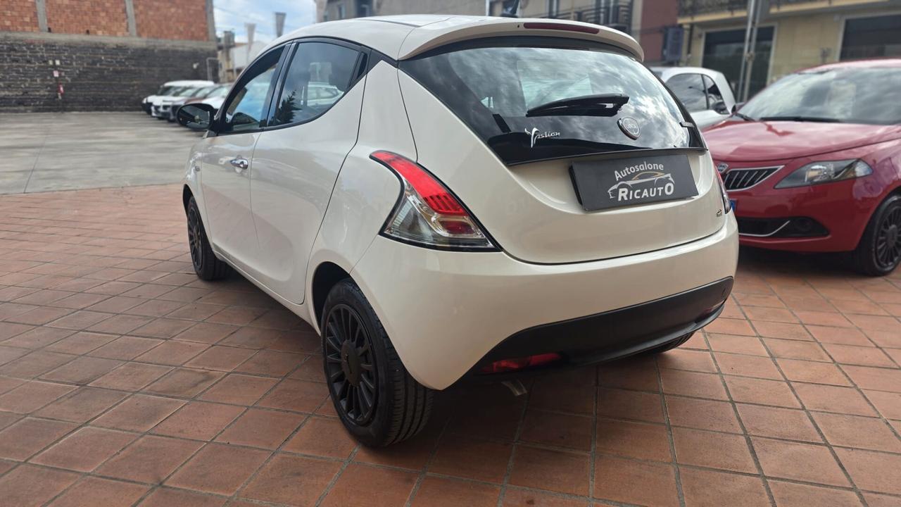 Lancia Ypsilon 1.0 FireFly 5 porte S&S Hybrid Ecochic Silver
