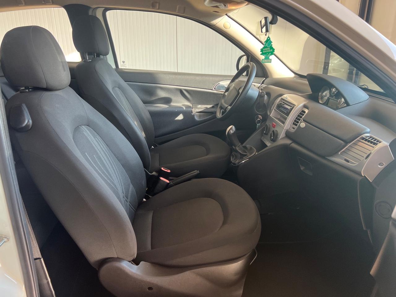 Lancia Ypsilon 1.3 MJT 75 CV Unyca
