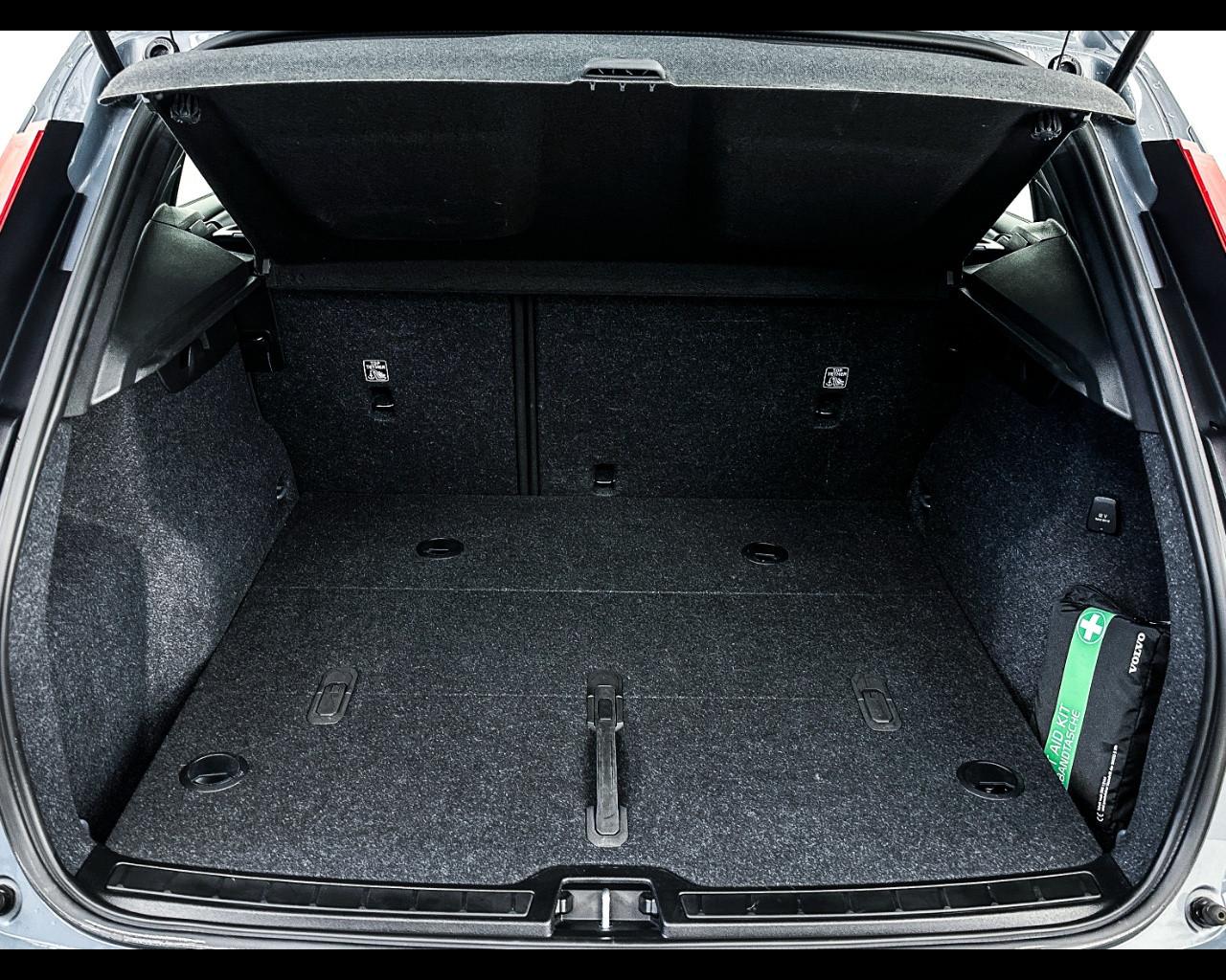 VOLVO XC40 (2017-->) - XC40 T2 Geartronic Momentum Core N1