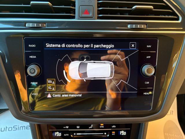 VOLKSWAGEN Tiguan 2.0 TDI 150 CV SCR DSG R-Line LUCI AMBIENTE