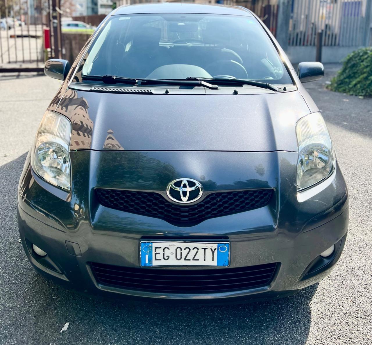Toyota Yaris 1.3 benzina €5 CAMBIO AUTOMATICO ok neopatentati