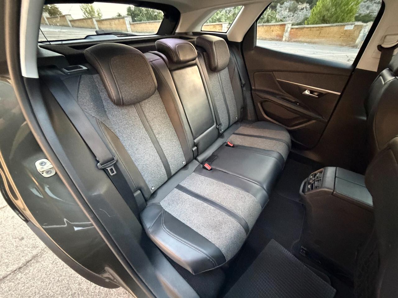 Peugeot 3008 ALLURE/1.6 120CV/PELLE/18"/CAR PLAY