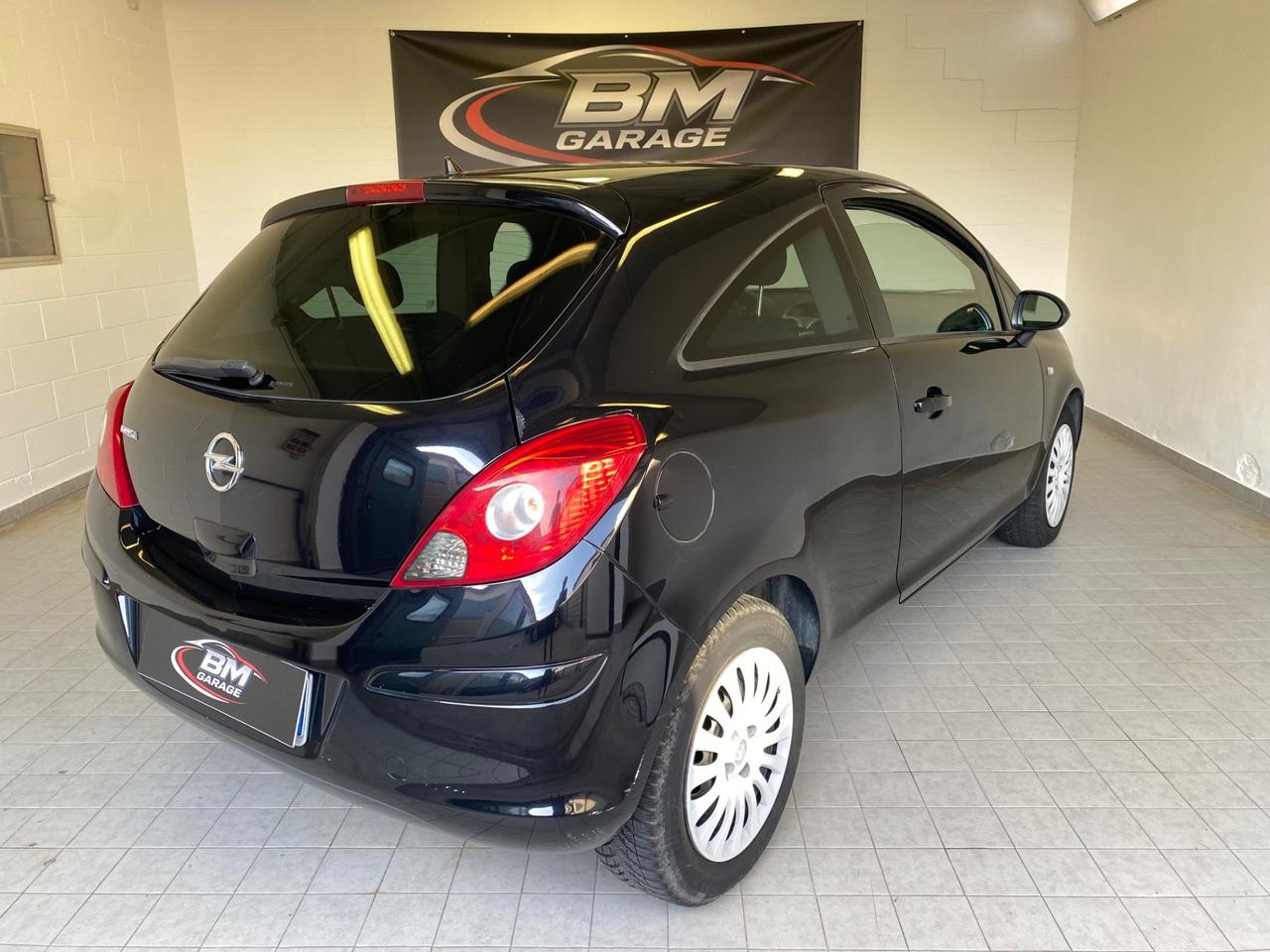 Opel Corsa 1.2 3 porte b-color