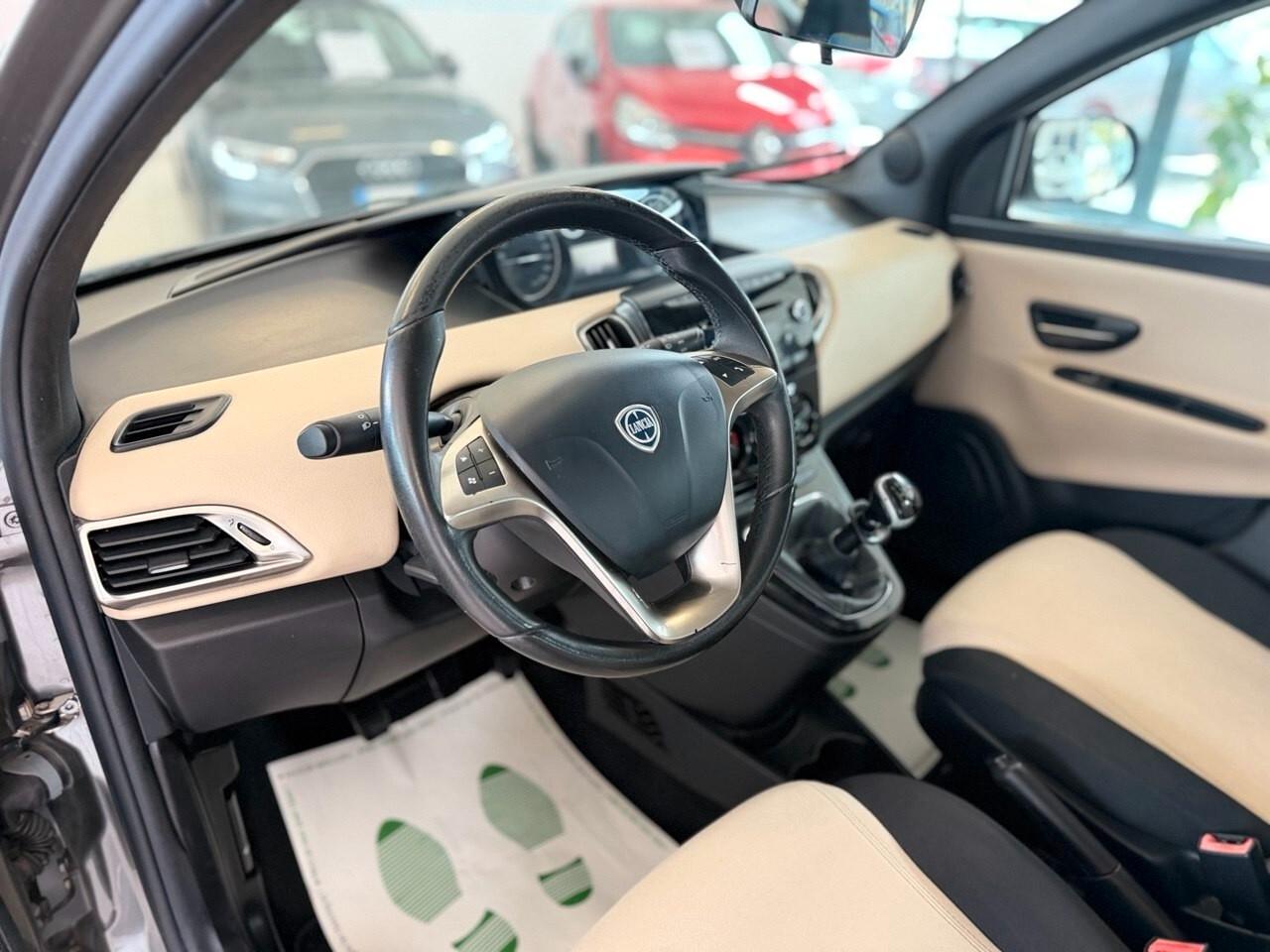 Lancia Ypsilon 0.9 TwinAir 85 CV 5 porte Metano Ecochic Silver