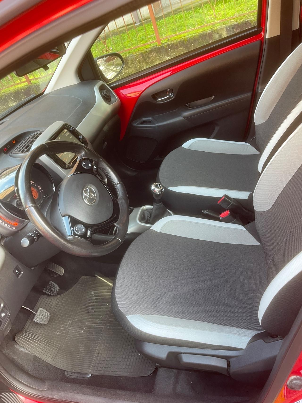 Toyota Aygo 1.0 VVT-i 69 CV 5 porte x-wave Bordeaux TSS