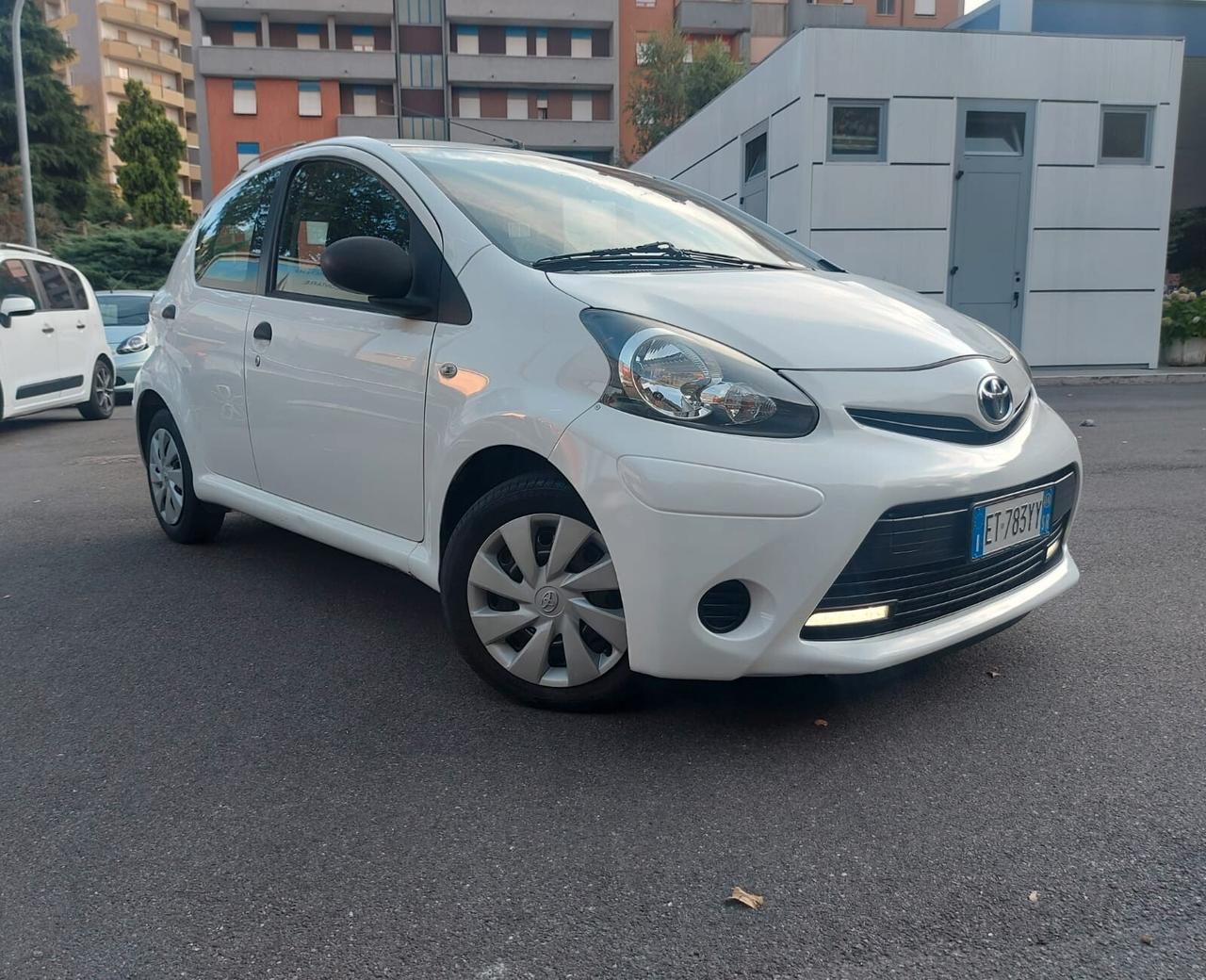 Toyota Aygo - con SENSORI DI PARCHEGGIO