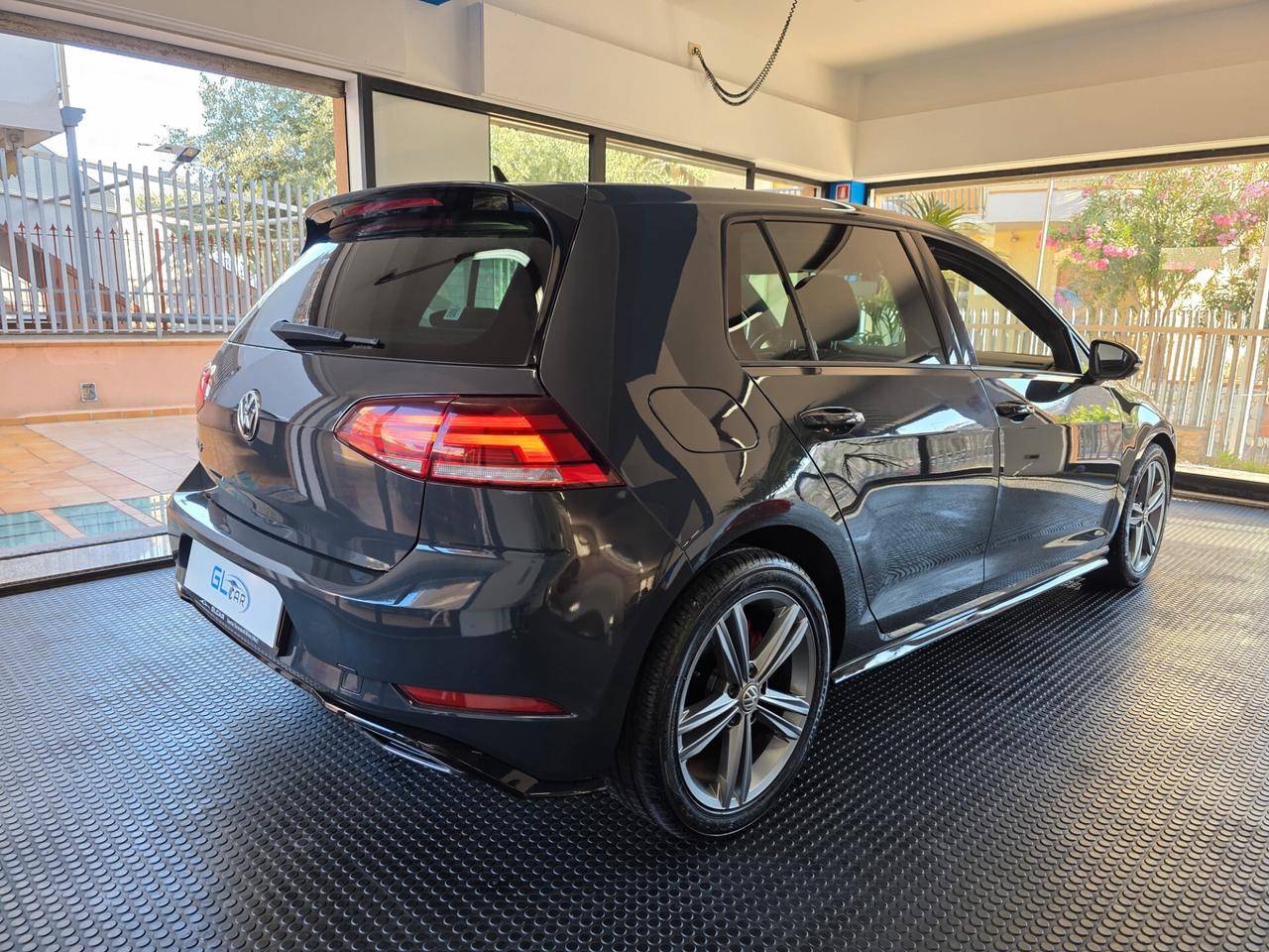 Volkswagen Golf 7.5 R-Line 1.6tdi VIRTUAL FARI LED