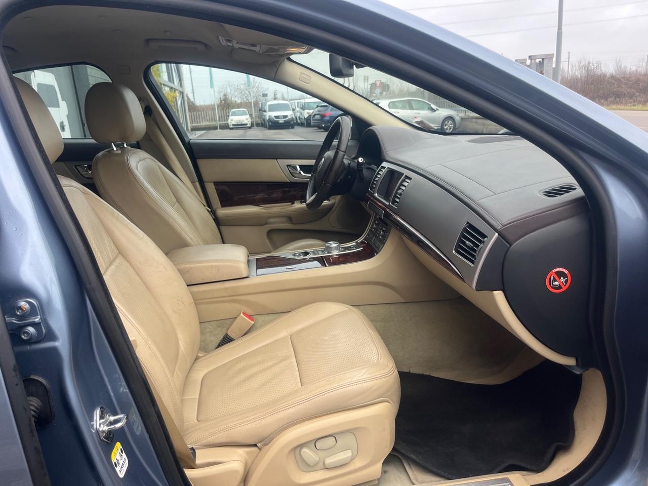 Jaguar XF 2.7D V6 Premium Luxury Grandinata