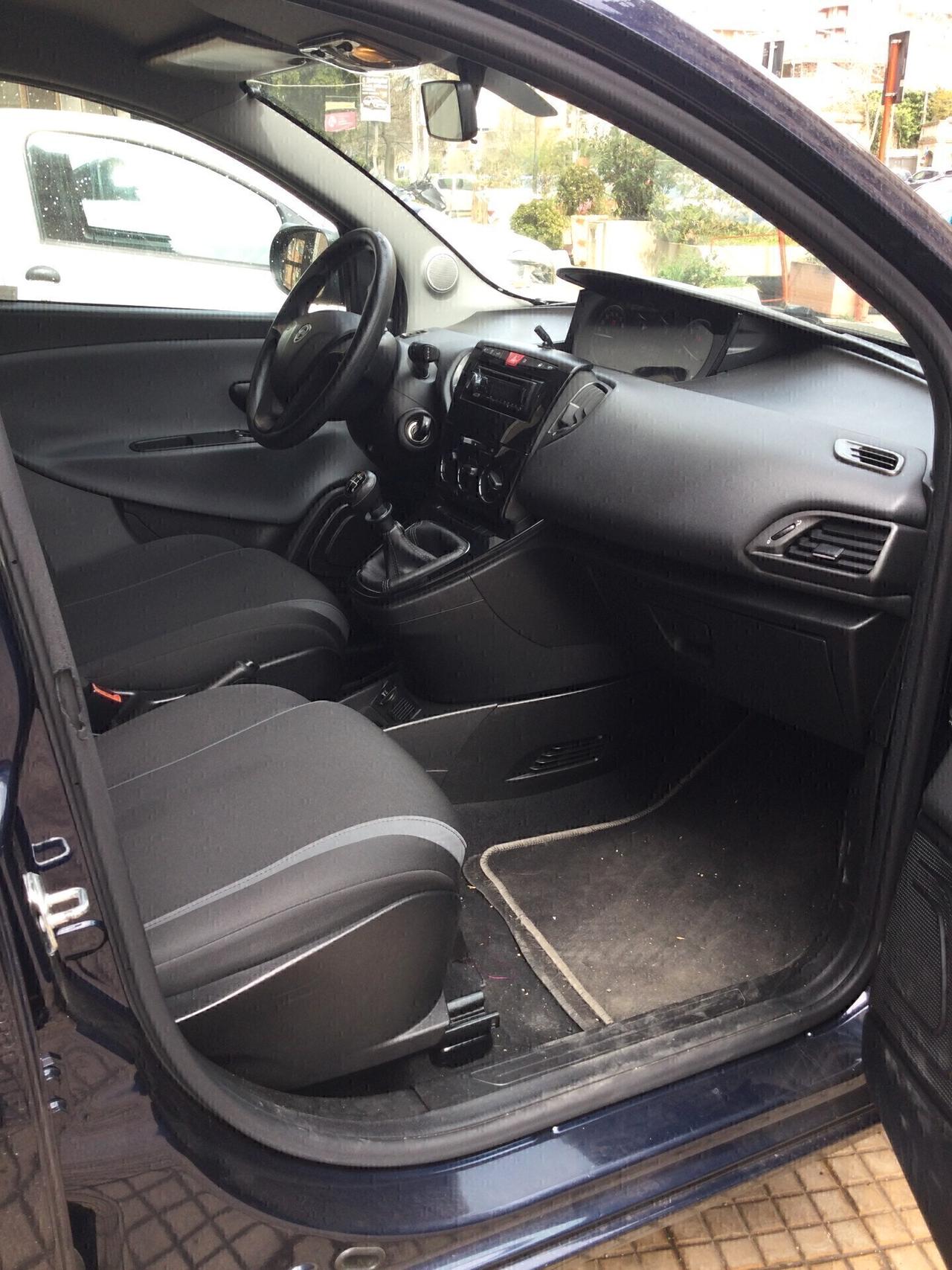 Lancia Ypsilon 1.2 69 CV 5 porte Silver