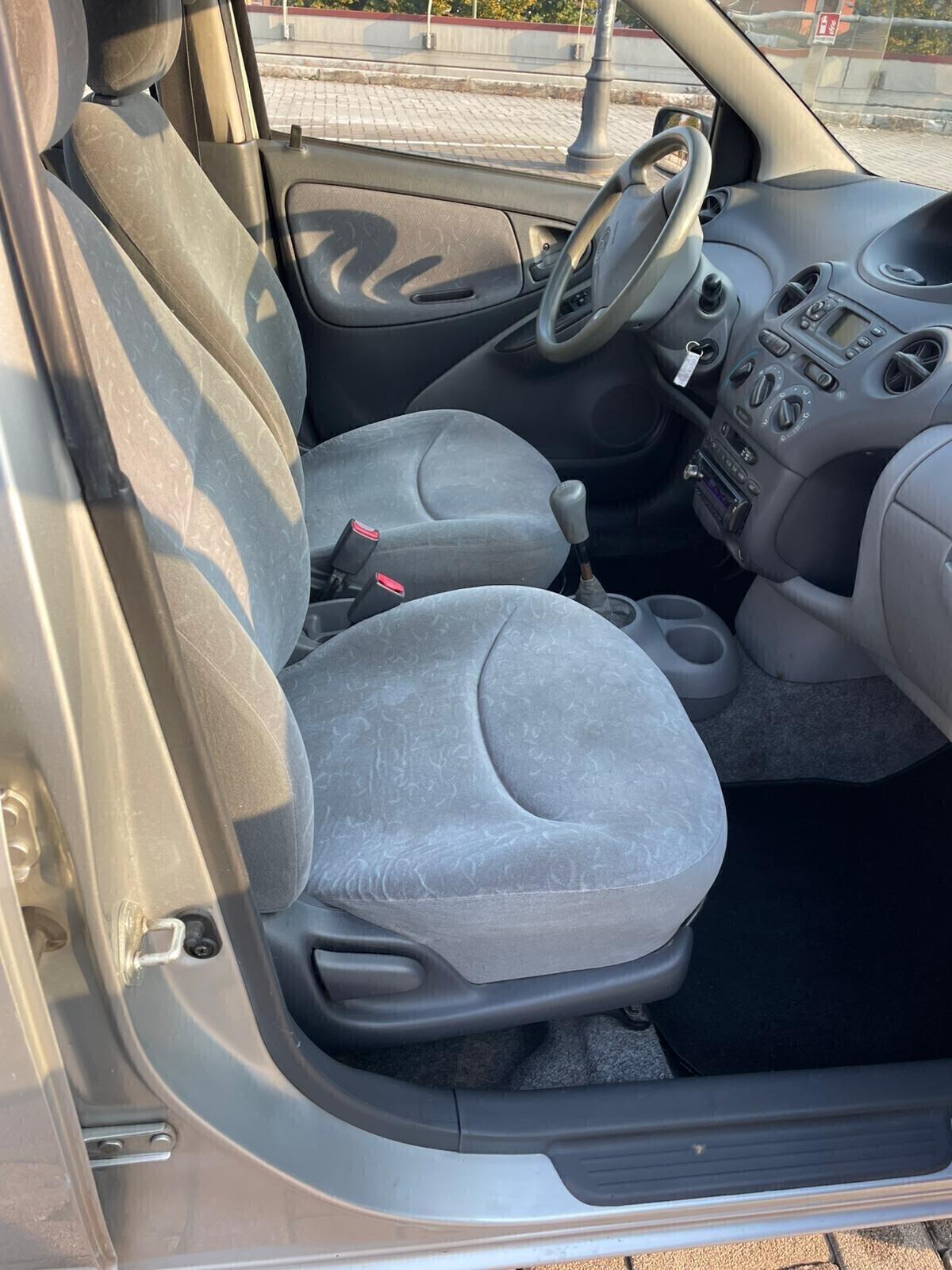 Toyota Yaris 1.0i 16V cat 5 porte Sol