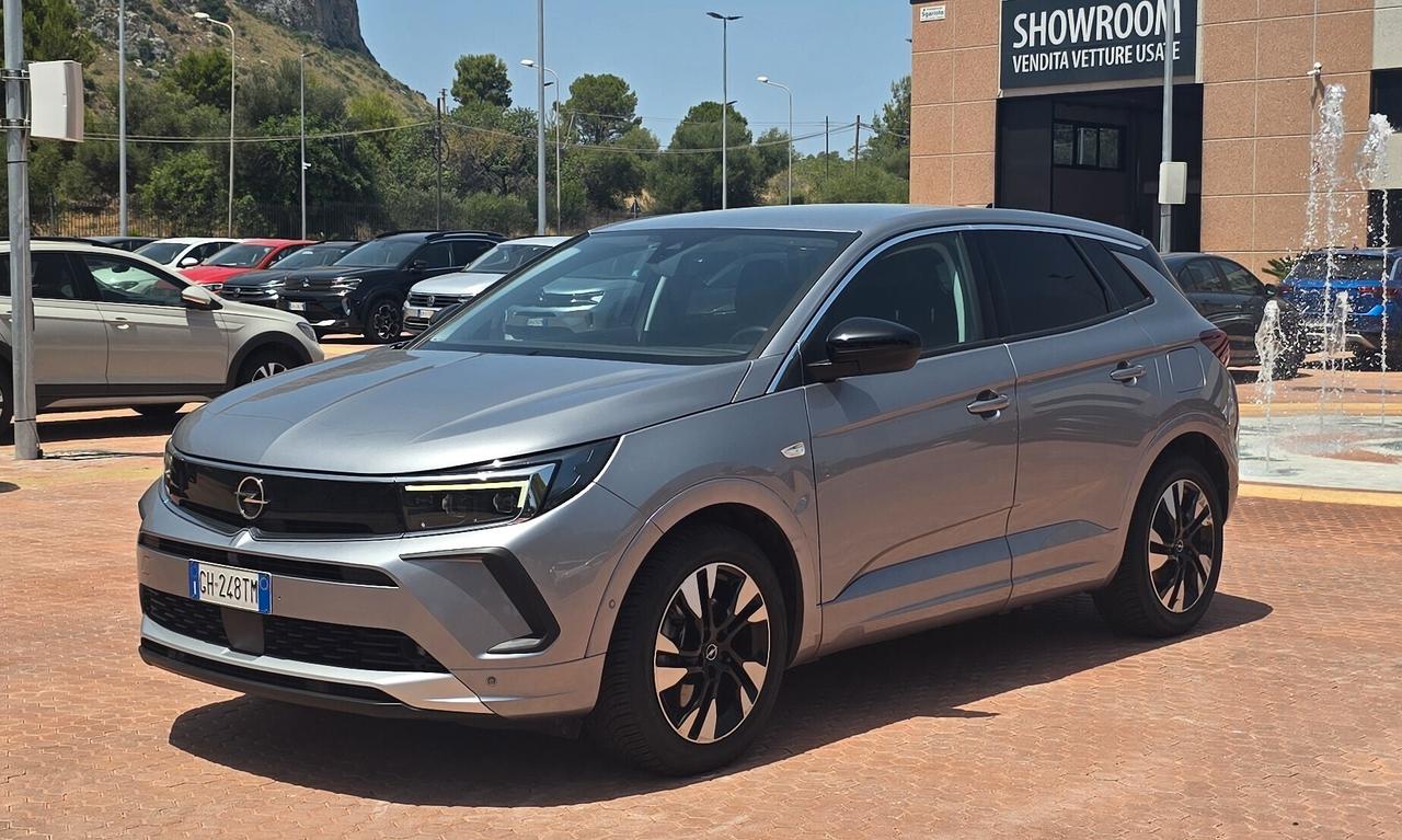 Opel Grandland 1.6 PHEV 224 CV Plug-In Hybrid Business Elegance – Efficienza e Comfort Premium