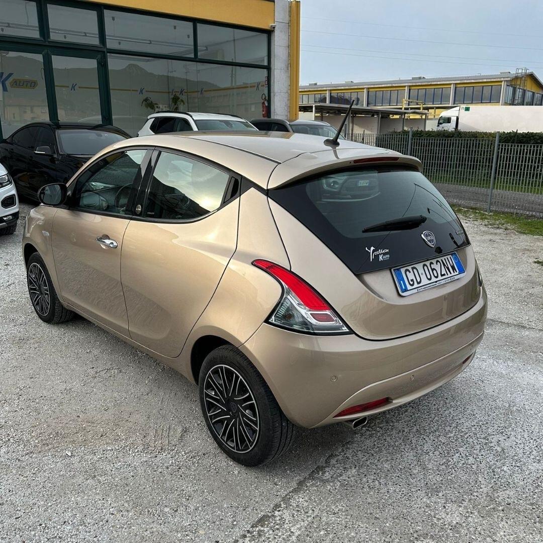 Lancia Ypsilon 1.0 Hybrid ok neo patentati