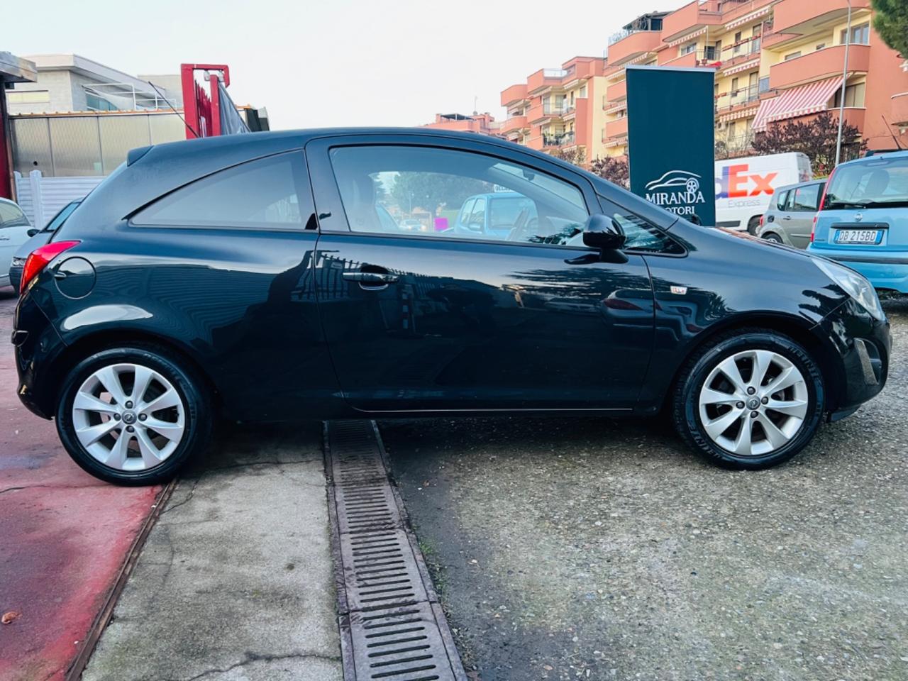 Opel Corsa 1.2 3 porte b-color