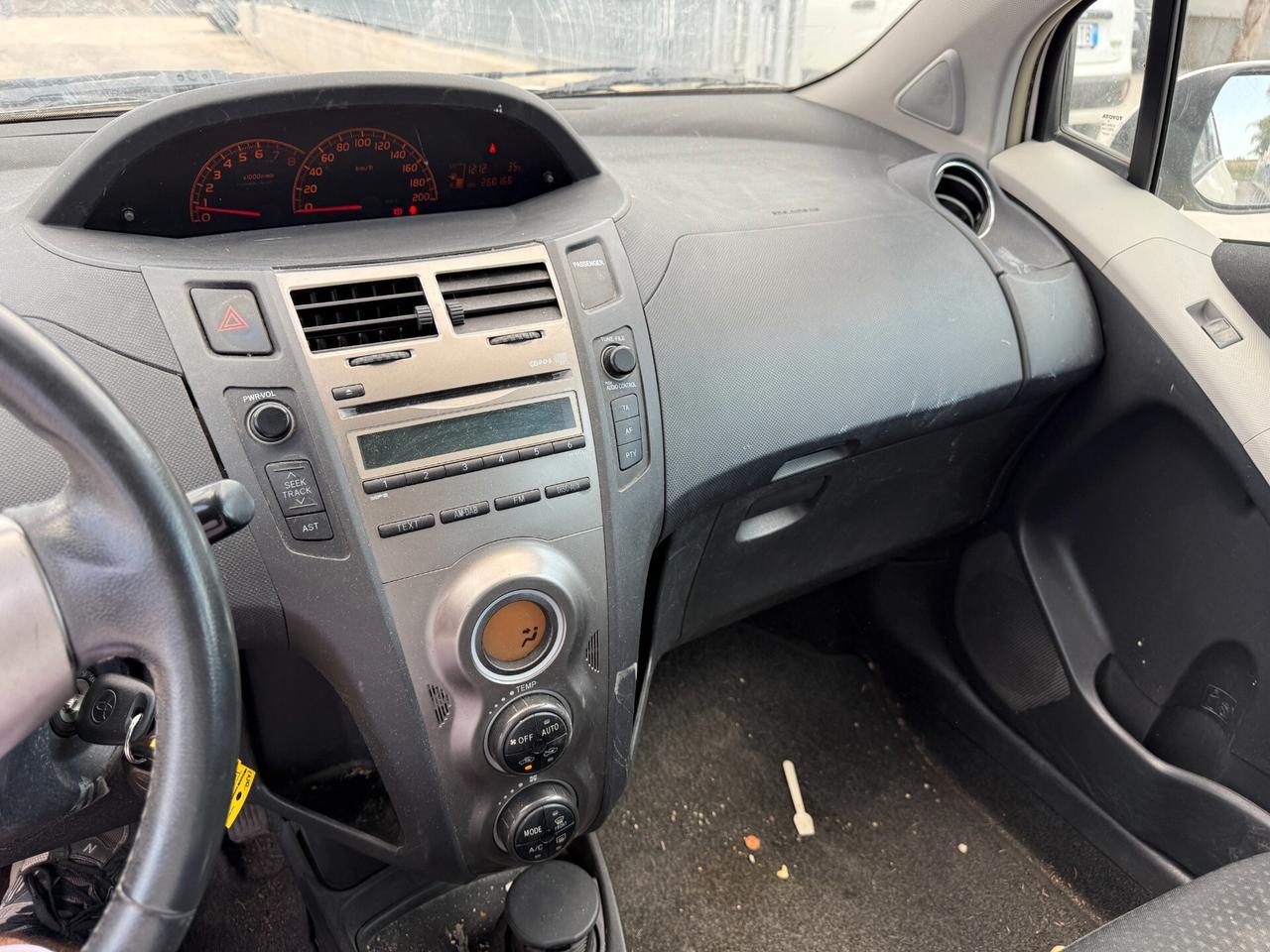 TOYOTA YARIS ANNO 2011 1.0 BENZINA *MARCIANTE
