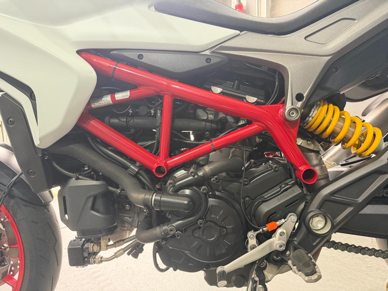 DUCATI HYPERSTRADA/HYPERMOTARD 939 WHITE SILK