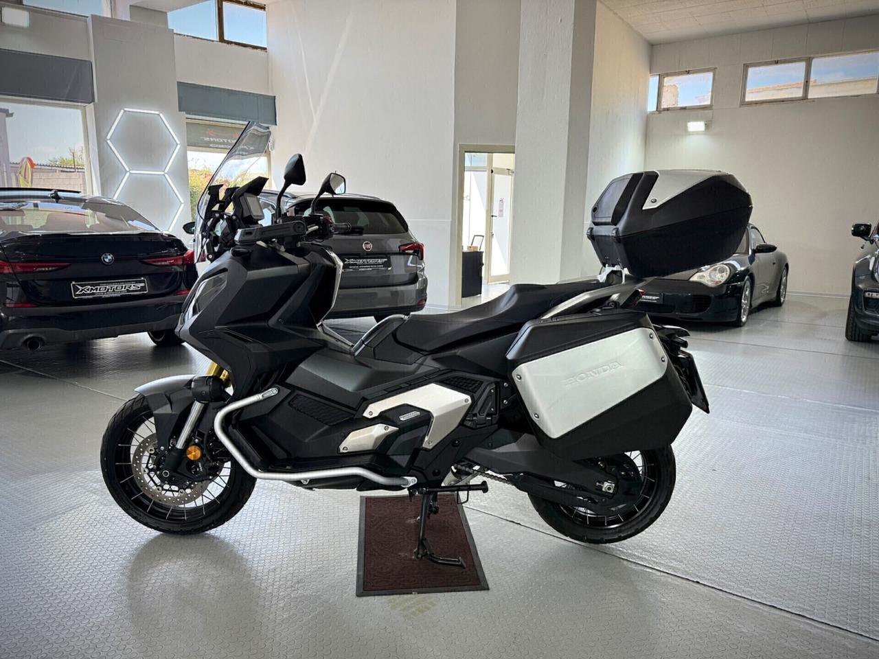 Honda X-ADV 750 con travel pack