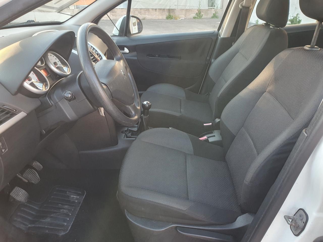 Peugeot 207 1.4 HDi 70CV 5p. Neopatent 2011